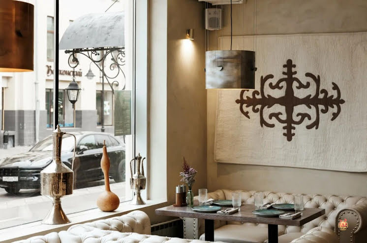 Зал с витражными окнами  в «Сунжа» фотография №2