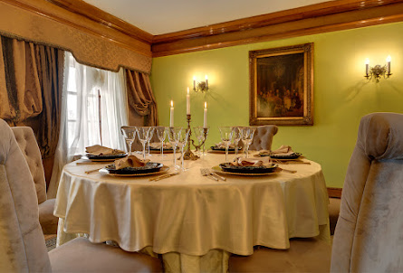 Зал с антикварным камином и комнатой отдыха в Зал с антикварным камином и комнатой отдыха