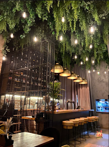 Основной зал в «Moriarty Bar & Kitchen» фотография №7