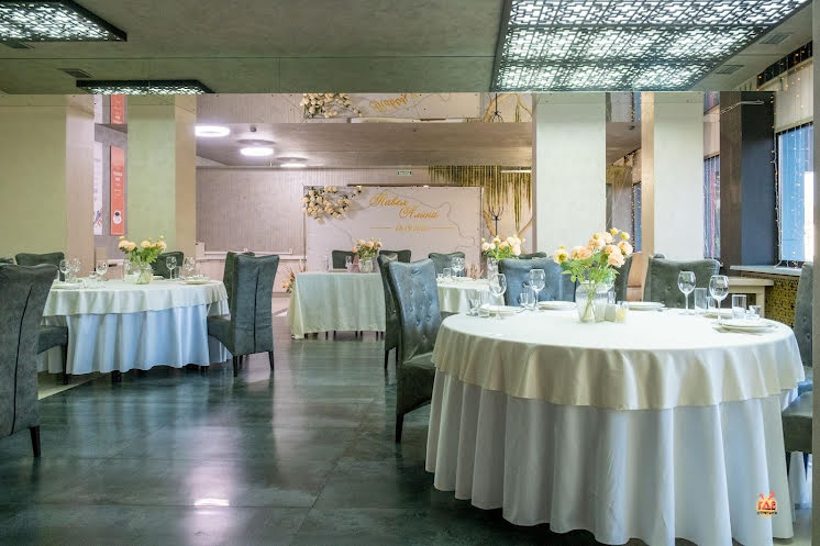 Основной зал в «Курица или Рыба» фотография №9