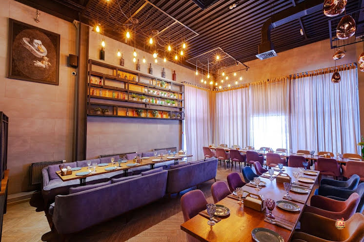 Основной зал в «Вино и Хинкали» фотография №6