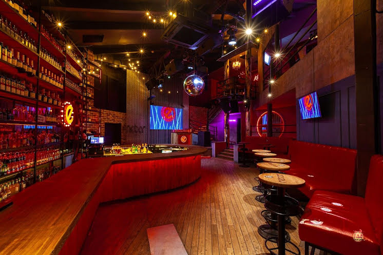 Основной зал с танцполом в «Небар на Пятницкой» фотография №4