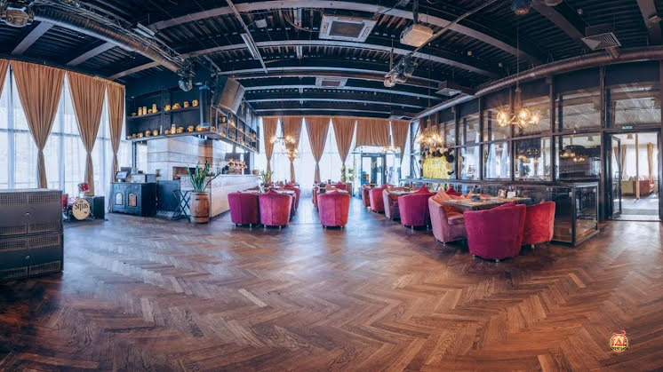 Основной зал в «Сытый лось на Люблинской» фотография №2