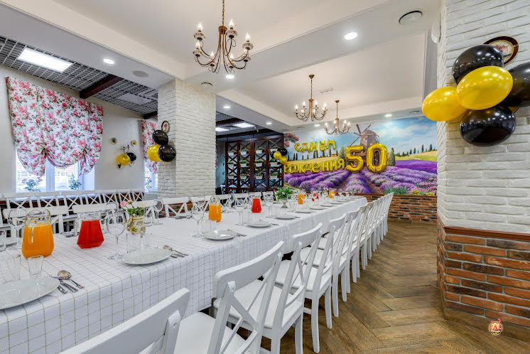 Основной зал  в «Ла Прованс» фотография №11