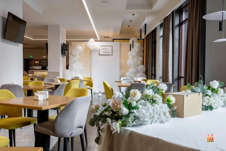 Основной зал  в «Divine на Назарбаева» фотография №14