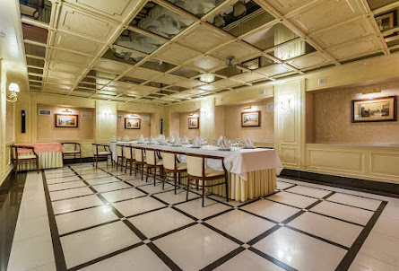 Зеркальный зал в Большой зал