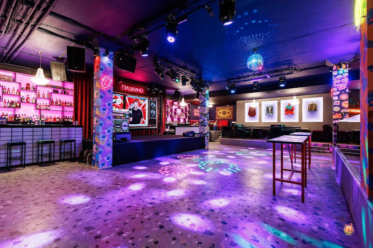 Основной зал в «Руки ВВерх! Бар Пушкино» фотография №4