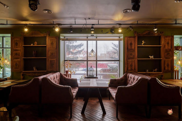 Зал на 2 этаже  в «Корова на бочке на Карла Маркса» фотография №11