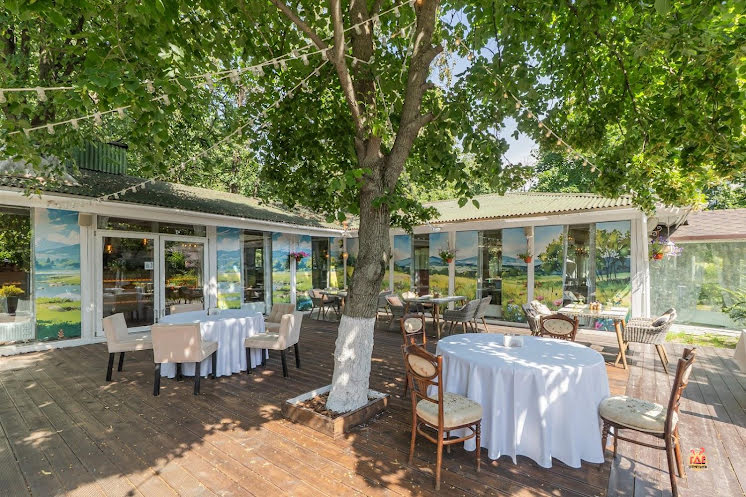 Крытая галерея и цветущий сад в «Поляна» фотография №2