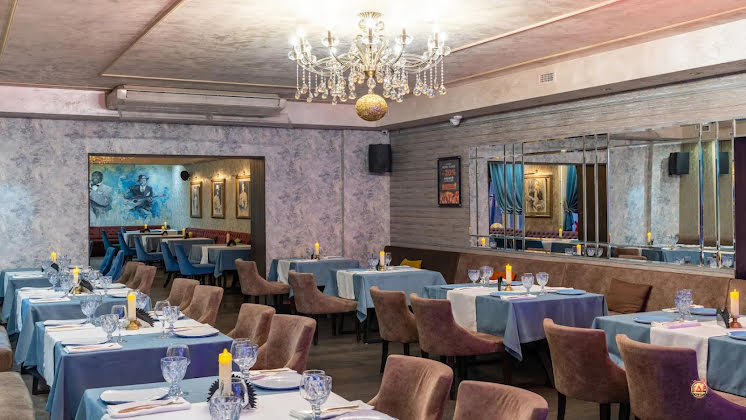 Зал со сценой  в «Noisy River» фотография №4