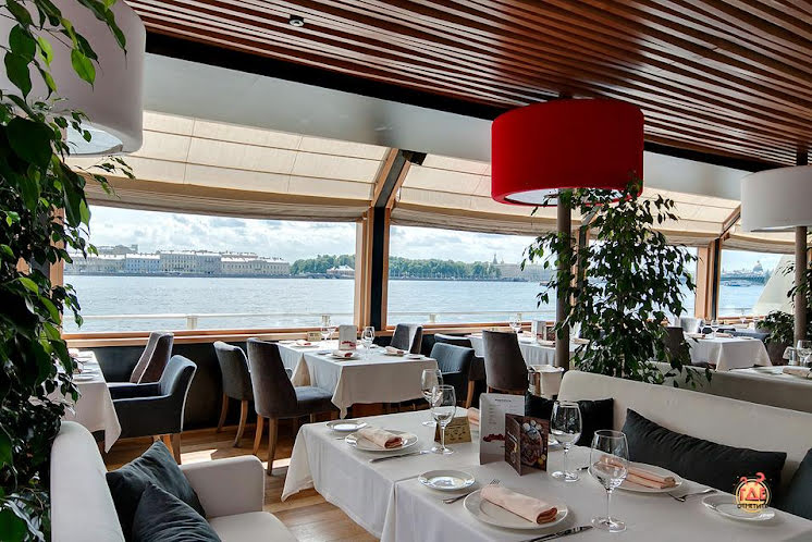 Застекленная палуба  в «Ресторан-теплоход "Volga-Volga"» фотография №19