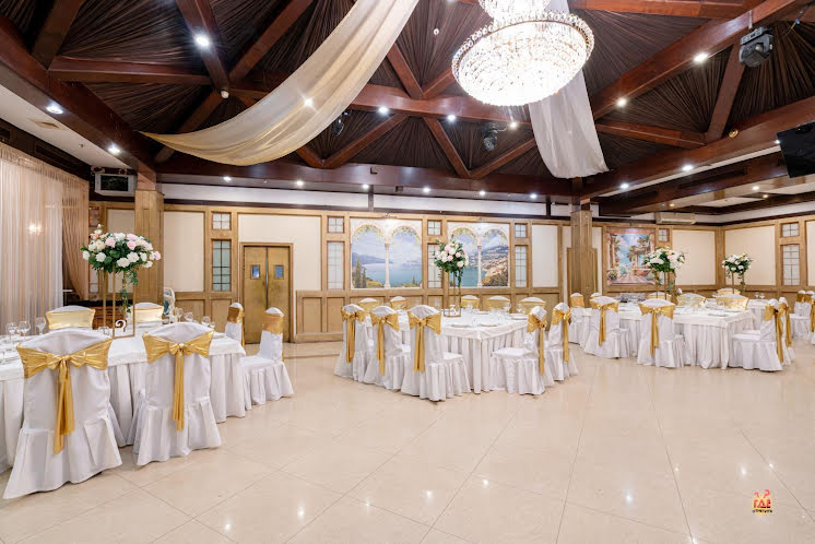 Большой зал в «Люкс» фотография №12