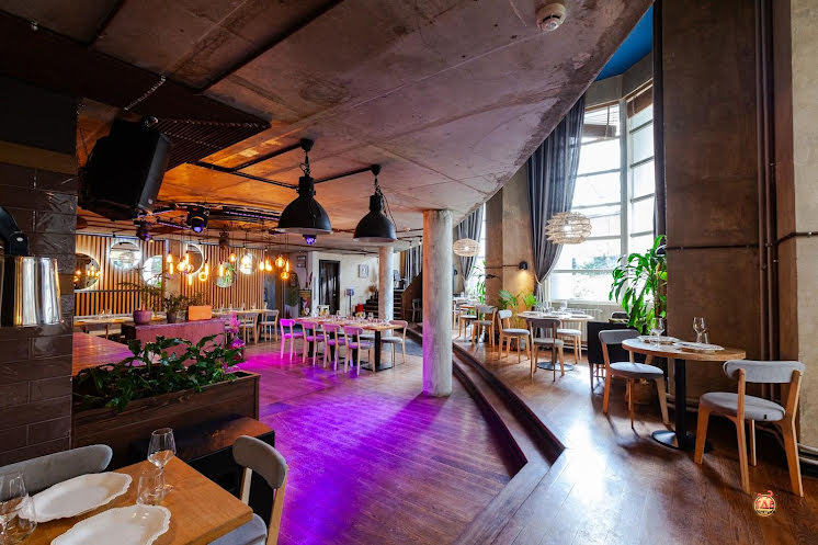 Зал на 1 этаже в «Food Embassy» фотография №8