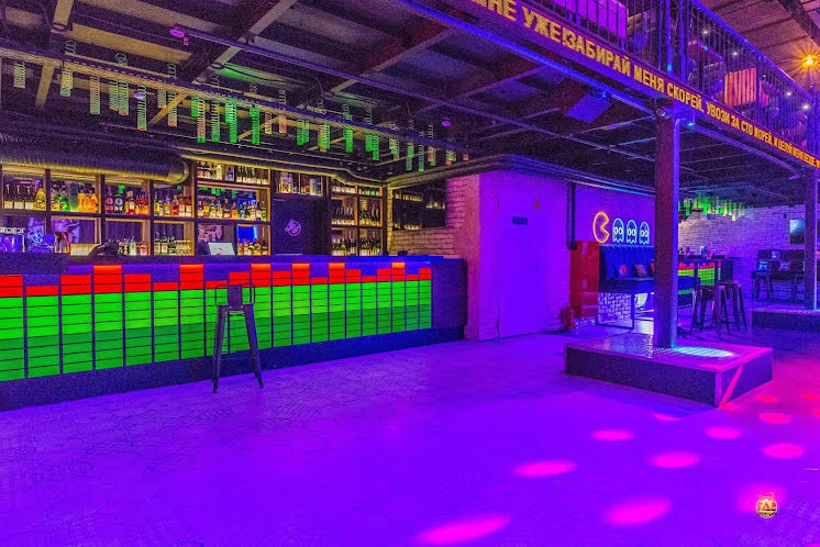 Зал ресторана  в «Руки ВВерх! Бар Автозаводская» фотография №4