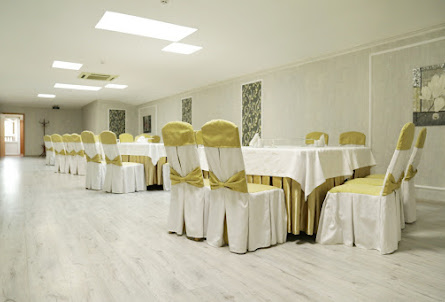 Белый зал в Деревянный зал