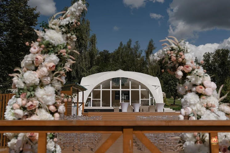 Шатер у озера в «Гребнево» фотография №1