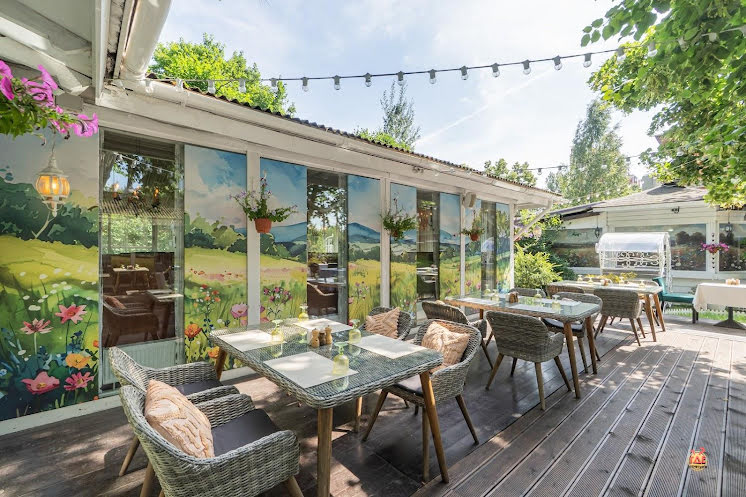 Крытая галерея и цветущий сад в «Поляна» фотография №12